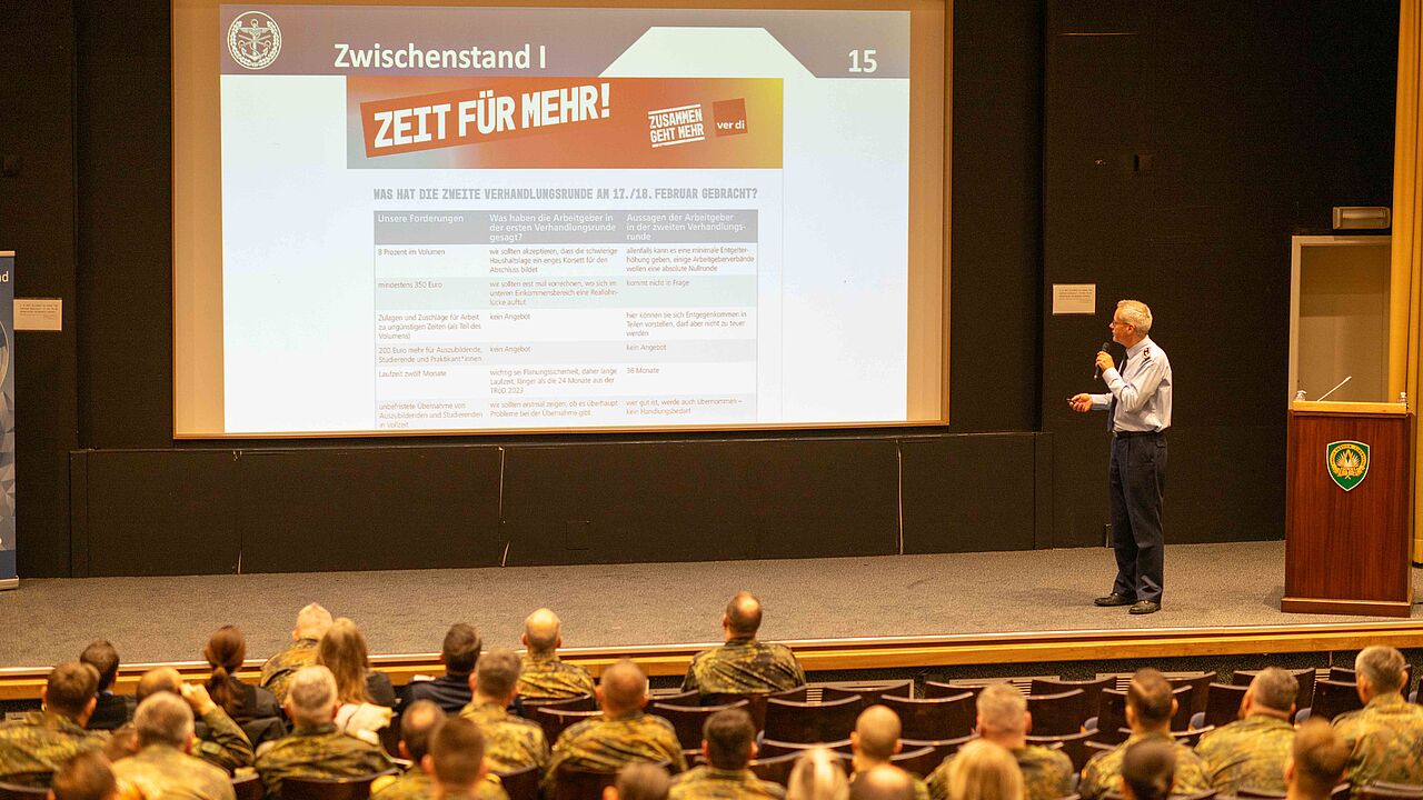 Informatives durch den Vorsitzenden des DBwV Fachbereichs  Besoldung, Haushalt und Laufbahnrecht, Oberstleutnant i.G. Dr. Buch, gab es für die bei SHAPE verwendeten Soldaten und Soldatinnen. Foto: HptFw Dennis Sattler