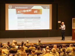 Informatives durch den Vorsitzenden des DBwV Fachbereichs  Besoldung, Haushalt und Laufbahnrecht, Oberstleutnant i.G. Dr. Buch, gab es für die bei SHAPE verwendeten Soldaten und Soldatinnen. Foto: HptFw Dennis Sattler