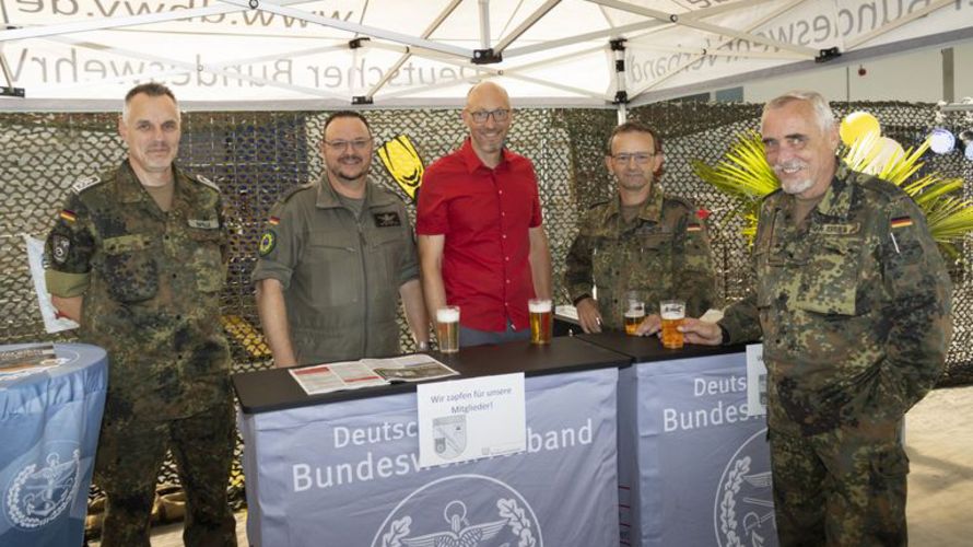 Die Faßberger Mandatsträger Stabsfeldwebel Ralf Kapelle, Oberstabsfeldwebel Dieter Salwik, Hauptmann Christopher John und Oberstabsfeldwebel Jörg Scheper mit ihrem Kommandeur Oberst Andreas Erber. Foto: LV Nord