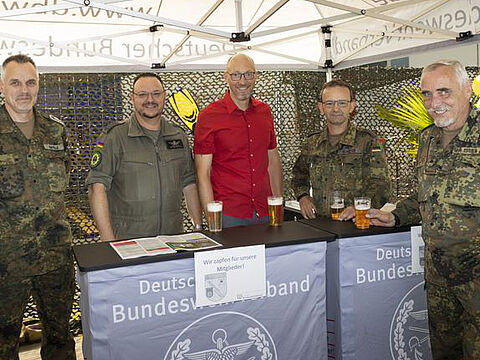 Die Faßberger Mandatsträger Stabsfeldwebel Ralf Kapelle, Oberstabsfeldwebel Dieter Salwik, Hauptmann Christopher John und Oberstabsfeldwebel Jörg Scheper mit ihrem Kommandeur Oberst Andreas Erber. Foto: LV Nord