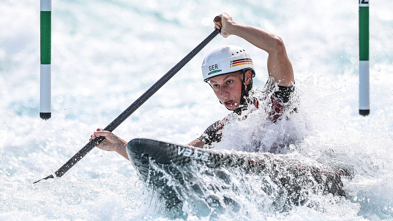 Hauptgefreiter Andrea Herzog holte in Tokio die dritte Medaille für das deutsche Kanuslalom-Team. Foto: picture alliance / Xinhua News Agency | Pan Yulong