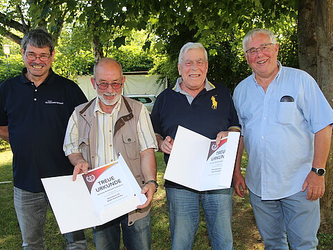 Bezirksvorsitzender Stabsfeldwebel a.D. Dirk Siebert (von links), Oberbootsmann d.R. Walter Koelschtzky, Oberstleutnant a.D. Klaus Breidsprecher  und ERH Vorsitzender Oberstleutnant a.D. Bernd Kraft. Foto: wh