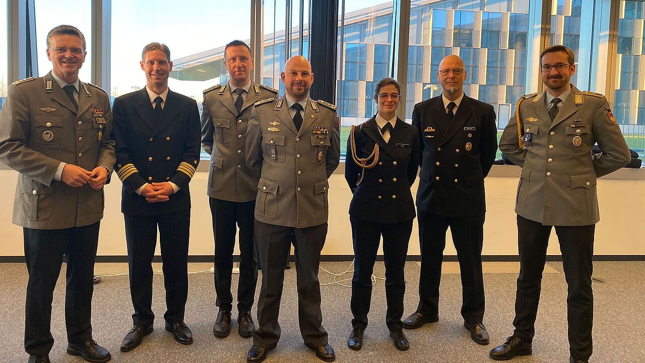 Bundesvorsitzender Oberst André Wüstner (li) war zu Gast bei der Truppenkameradschaft DMV MC/NATO, EU  in Brüssel. Foto: DBwV/Katharina Fechner     