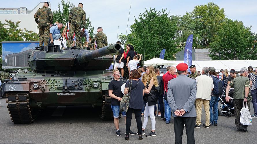 Beim Tag der offenen Tür im BMVg konnten die Besucher auf Tuchfühlung mit der Truppe gehen. Foto: DBwV/Kruse