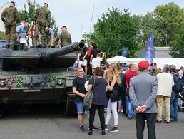 Beim Tag der offenen Tür im BMVg konnten die Besucher auf Tuchfühlung mit der Truppe gehen. Foto: DBwV/Kruse