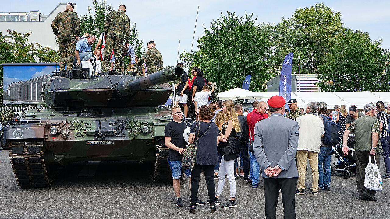 Beim Tag der offenen Tür im BMVg konnten die Besucher auf Tuchfühlung mit der Truppe gehen. Foto: DBwV/Kruse