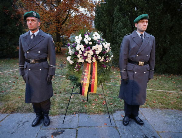 Der Kranz des DBwV auf dem ehemaligen Soldatenfriedhof in der Berliner Lilienthalstraße. Foto: DBwV/Yann Bombeke