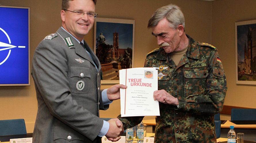 Oberstleutnant André Wüstner ehrt General Hans-Lothar Domröse für 40 Jahre Mitgliedschaft im Deutschen BundeswehrVerband.