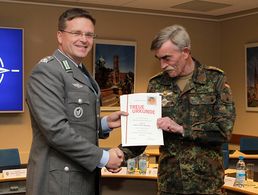 Oberstleutnant André Wüstner ehrt General Hans-Lothar Domröse für 40 Jahre Mitgliedschaft im Deutschen BundeswehrVerband.