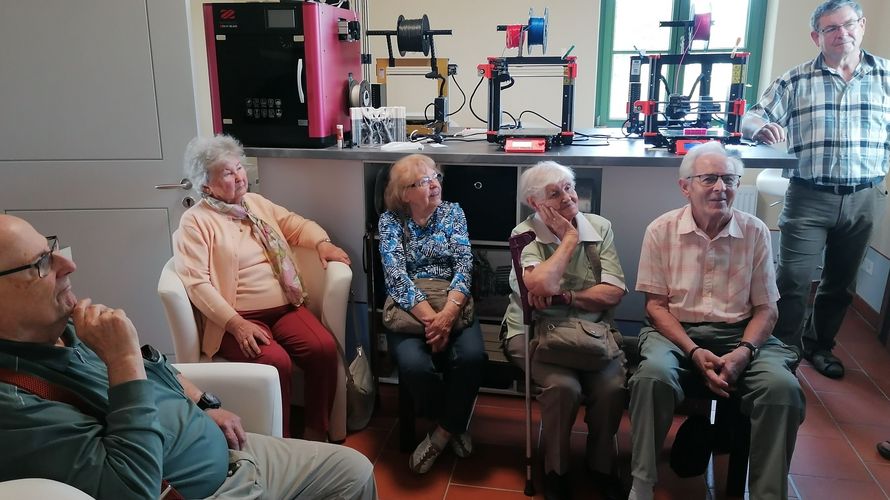 Mit großem Interesse verfolgten die Teilnehmer der KERH Cottbus die Ausführungen von René Töpfer, der ausführlich die technischen Hintergründe und Abläufe des 3D-Druck erklärte. Foto: Hartmut von Steimker