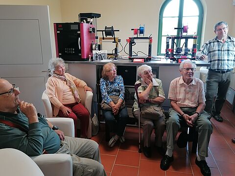 Mit großem Interesse verfolgten die Teilnehmer der KERH Cottbus die Ausführungen von René Töpfer, der ausführlich die technischen Hintergründe und Abläufe des 3D-Druck erklärte. Foto: Hartmut von Steimker