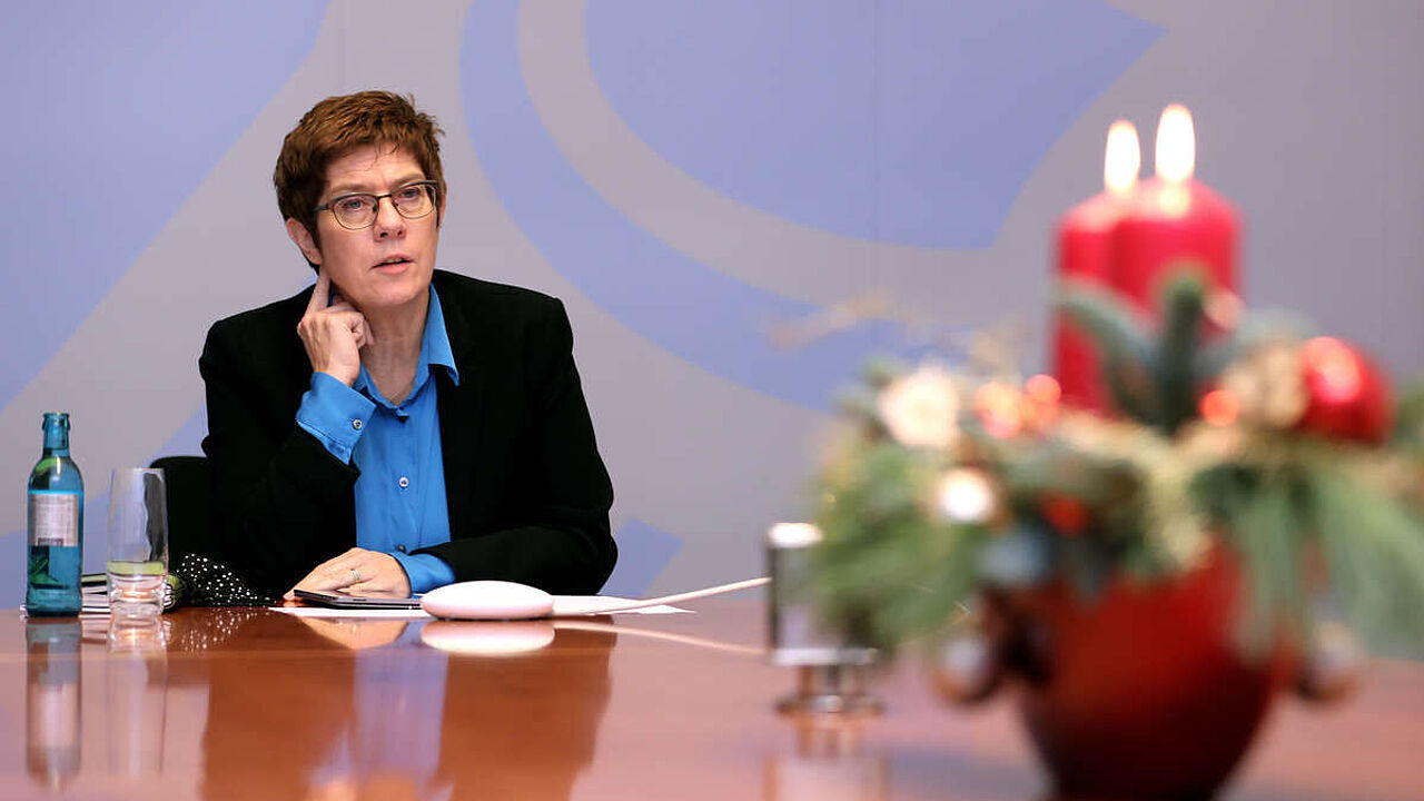 Die Ministerin informierte sich über die Lage in den Einsatzgebieten und berichtete über die Situation in Deutschland. Foto: Bundeswehr/Sebastian Wilke