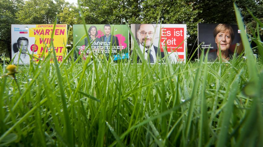 Hier steht das Wahlplakat der SPD noch an der Seite der CDU. Doch die Sozialdemokraten wollen nach der Wahl lieber in die Opposition. Es bleibt das schwierige Bündnis aus Union, FDP und Grünen Foto: dpa