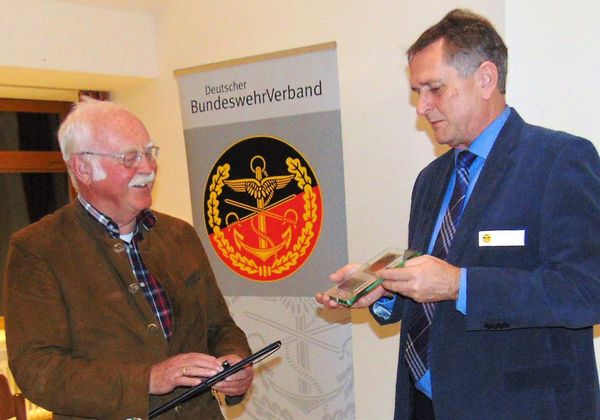 Oberleutnant d.R. Herrmann Hubal (l) erhält zur Treuenadel die Glasplakette des DBwV vom Vorsitzenden ERH Bernhard Hauber.Foto: DBwV/Jürgen Schreier