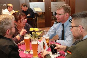 v.l.n.r.:Im Gespräch beim Kameradschaftsabend Hptm Christian Stadler (BwKrhs Ulm), Hptm Susanne Klauser (SABCAbw/GSchAufg/StQ), Hptm Sven Geiskämper (ZBrdSchBw), OStFw Thomas Leniger (ZBrdSchBw)