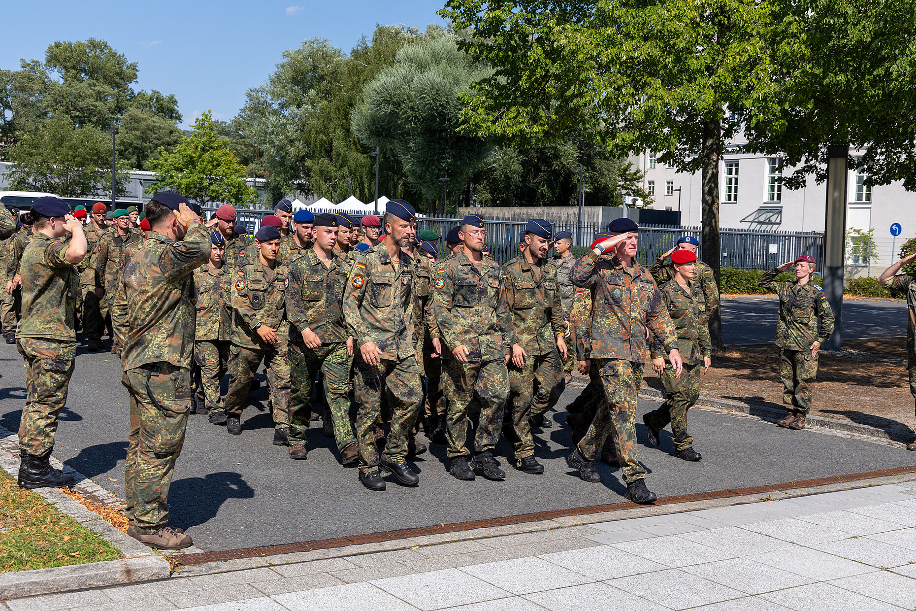 Am Ziel: Der Marsch zum Gedenken bei seiner Ankunft am Bendlerblock. Foto: DBwV/Yann Bombeke