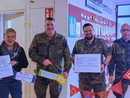 StoKa-Vorsitzender Oberstabsfeldwebel Heiko Steng mit seinen Kameraden bei der Übergabe der Spende im Wichner-Kinderhaus.  Foto: StoKa Bruchsal