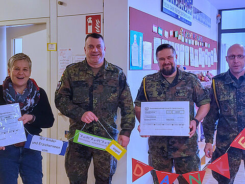 StoKa-Vorsitzender Oberstabsfeldwebel Heiko Steng mit seinen Kameraden bei der Übergabe der Spende im Wichner-Kinderhaus.  Foto: StoKa Bruchsal
