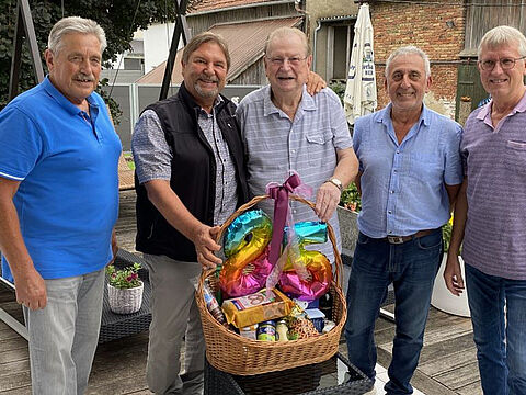 Die Mitglieder des Vorstands der KERH Augsburg gratulierten Hauptmann a.D. Josef Billing (Mitte) zu seinem 85. Geburtstag. Foto: DBwV/il