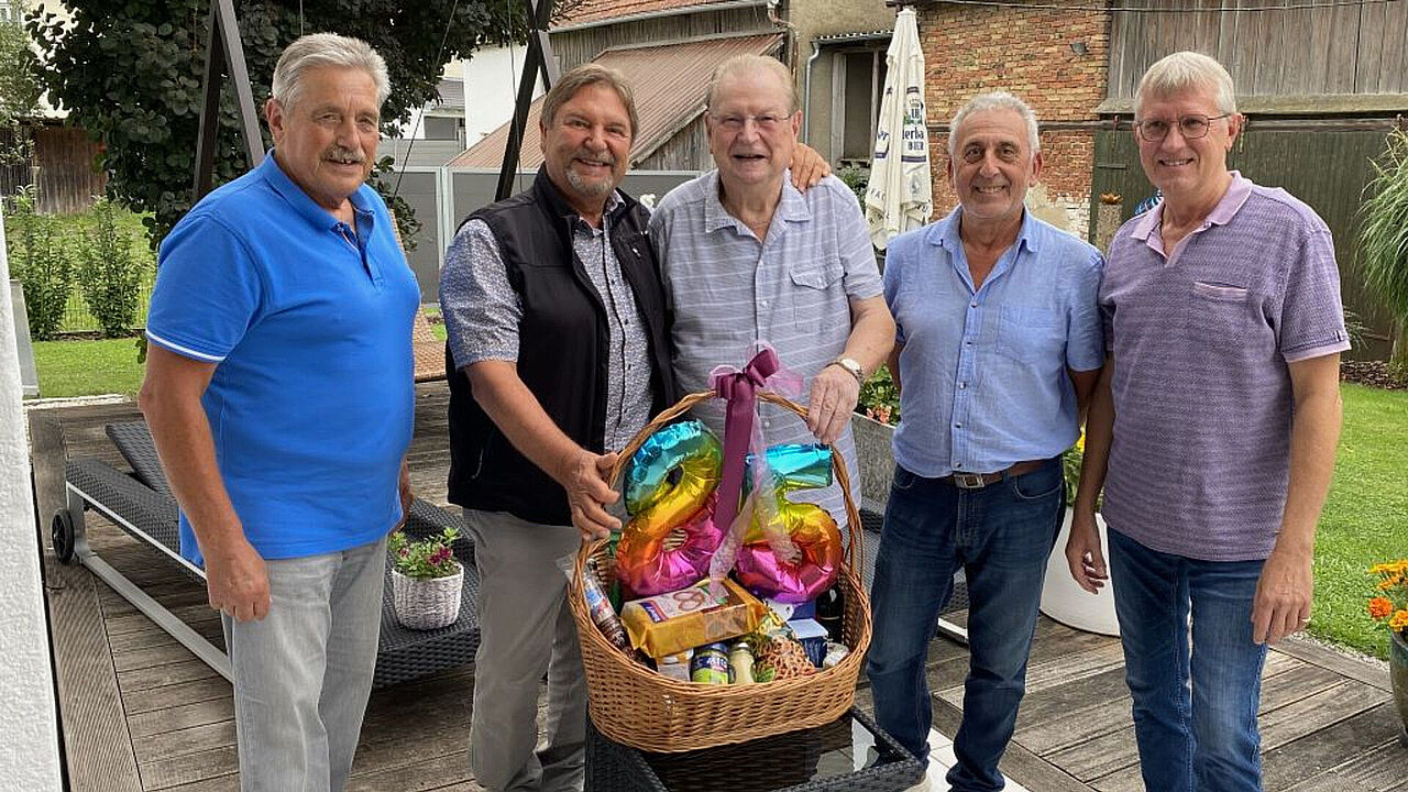 Die Mitglieder des Vorstands der KERH Augsburg gratulierten Hauptmann a.D. Josef Billing (Mitte) zu seinem 85. Geburtstag. Foto: DBwV/il