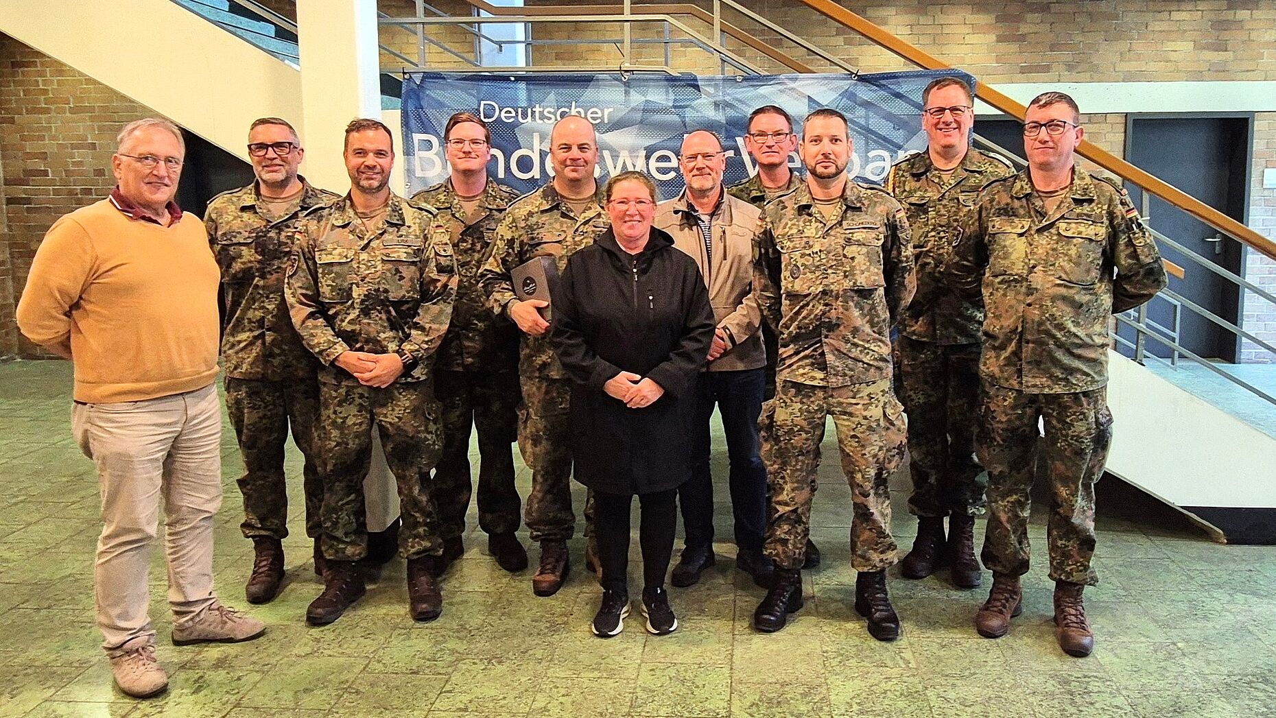 Mandatsträger aus den Kameradschaften am Standort führten einen regen Informationsaustausch mit dem Bundesvorsitzenden Heer, Oberstleutnant Robert Thiele (5. von links). Foto: Heinrich/Stengl