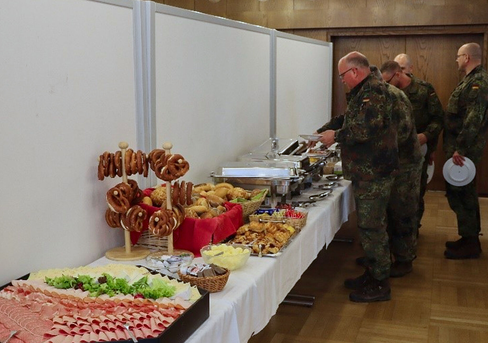 Ran ans Buffett – ob herzhaft oder süß, es war für jeden etwas dabei. Foto: Bundeswehr/Simon Hofmann 