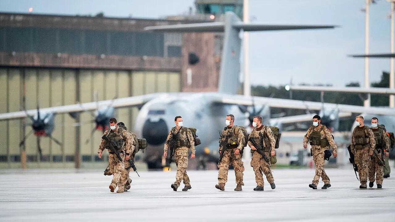 Ankunft am 27. August 2021 in Wunstorf: Nach einer riskanten Evakuierungsoperation sind die deutschen Soldatinnen und Soldaten zurückgekehrt. Foto: picture alliance/dpa/Daniel Reinhardt