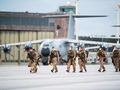 Ankunft am 27. August 2021 in Wunstorf: Nach einer riskanten Evakuierungsoperation sind die deutschen Soldatinnen und Soldaten zurückgekehrt. Foto: picture alliance/dpa/Daniel Reinhardt