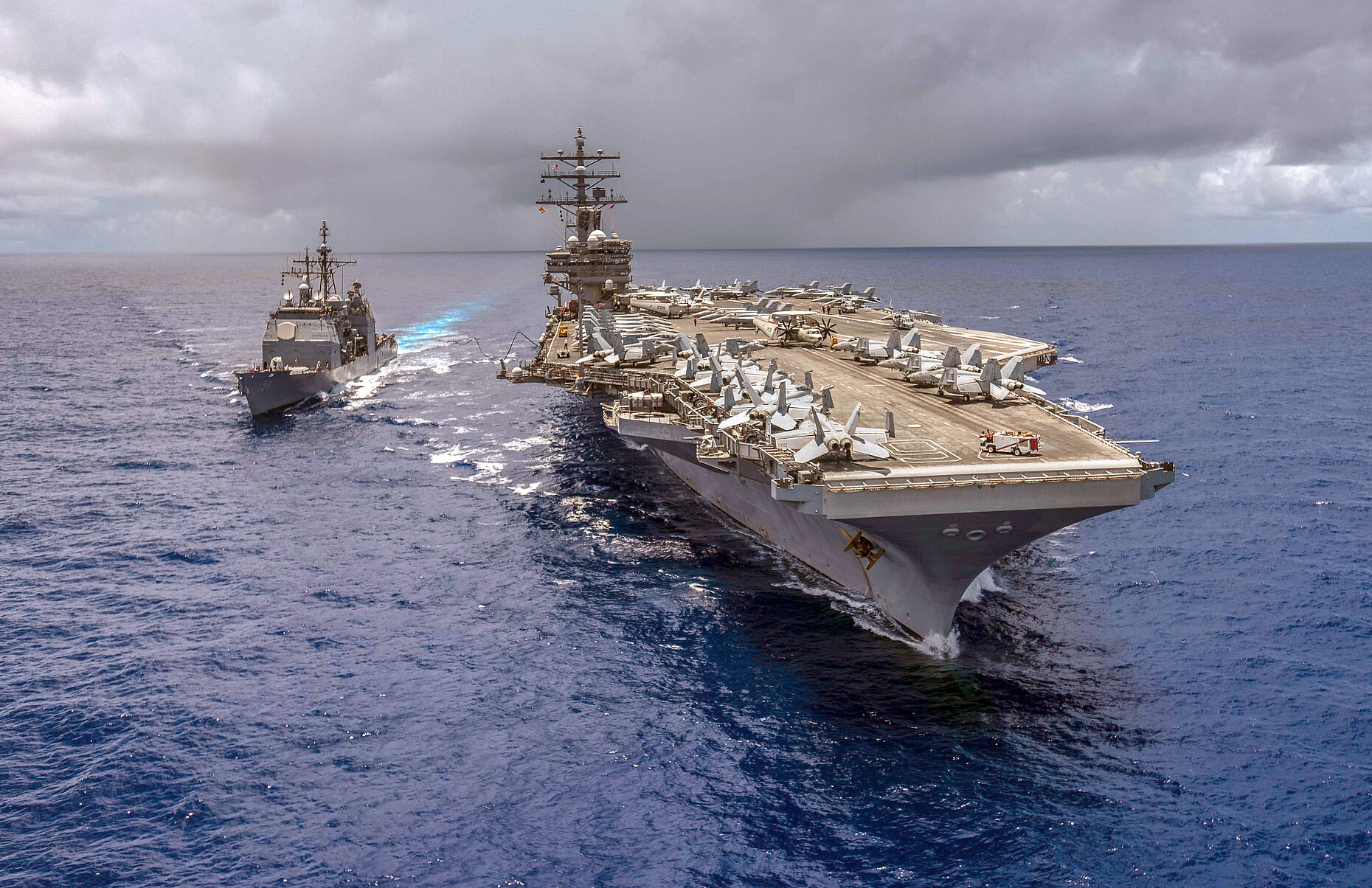 Die USS Antietam und die USS Ronald Reagan der US-Navy. Inzwischen hat die chinesische Marine mehr Schiffe als die US-Navy. Foto: Mass Communication Specialist 2nd Class Kaila Peters/Released
