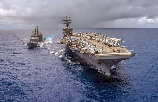 Die USS Antietam und die USS Ronald Reagan der US-Navy. Inzwischen hat die chinesische Marine mehr Schiffe als die US-Navy. Foto: Mass Communication Specialist 2nd Class Kaila Peters/Released