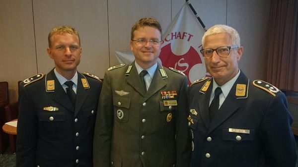 Der Bundesvorsitzende, Oberstleutnant André Wüstner (M.) mit Oberstleutnant Oliver Ponsold (l.) und Oberstleutnant Rufin Mellentin von der GKS. Foto: Oliver Ponsold/GKS