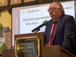 Bezirksbürgermeister Henk van Benthem (CDU) begrüßte die Mitglieder der Kameradschaft Ehemalige Reservisten Hinterbliebene (KERH) Köln-Porz-Wahn Foto: Peter König