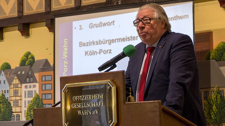 Bezirksbürgermeister Henk van Benthem (CDU) begrüßte die Mitglieder der Kameradschaft Ehemalige Reservisten Hinterbliebene (KERH) Köln-Porz-Wahn Foto: Peter König