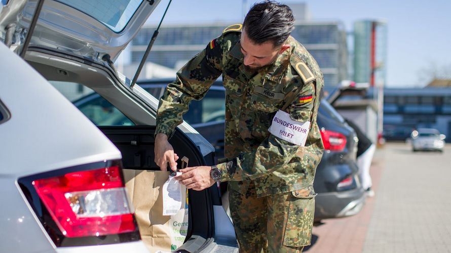 Ein Mariensoldat kauft für Risikogruppen und ältere Menschen in Wilhelmshaven während der Corona-Pandemie ein. Foto: Bundeswehr/Jonas Weber