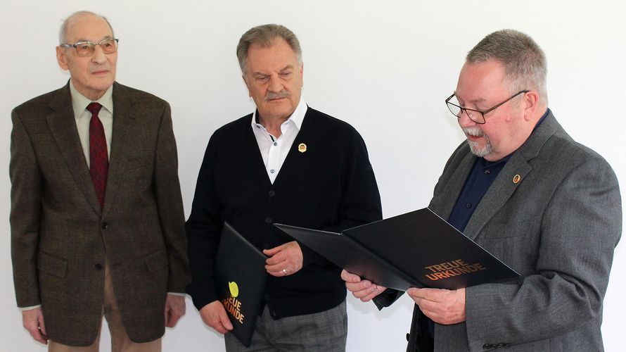 In Mainz wurden für 50 Jahre DBwV-Mitgliedschaft Dirk Reichelt (li) und für 60 Jahre Jürgen Steffen (re) geehrt. Foto: Andreas Nüsken