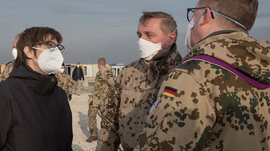 Verteidigungsministerin Annegret Kramp-Karrenbauer (CDU) ist am Freitag zu einem öffentlich nicht angekündigten Besuch bei deutschen Soldaten in Afghanistan eingetroffen. Foto: Twitter@AKK