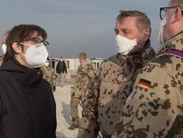 Verteidigungsministerin Annegret Kramp-Karrenbauer (CDU) ist am Freitag zu einem öffentlich nicht angekündigten Besuch bei deutschen Soldaten in Afghanistan eingetroffen. Foto: Twitter@AKK