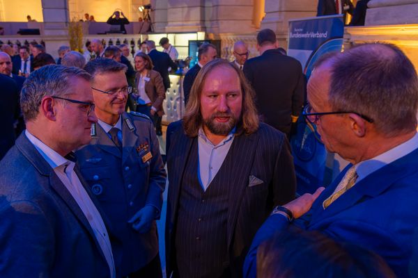 Oberst André Wüstner (zweiter von links) im Gespräch mit Anton Hofreiter (Bündnis 90/Die Grünen) und Friedrich Merz (CDU/CSU).