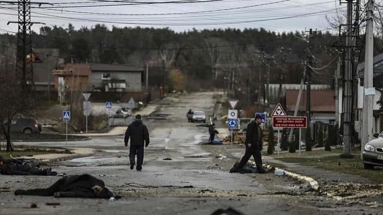 Bis vor wenigen Tagen kannte kaum jemand die kleine Ortschaft Butscha. Doch die furchtbaren Bilder der dort begangenen Kriegsverbrechen haben die Welt schockiert. Foto: Twitter/Ukrainisches Verteidigungsministerium