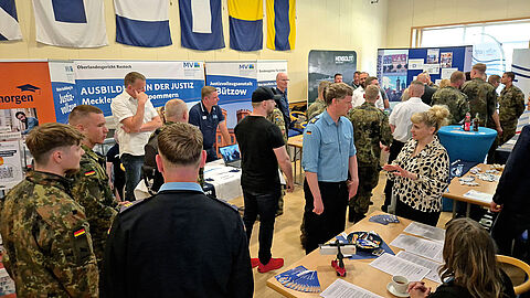 Diverse Aussteller präsentierten ihre Angebote bei der Job- und Bildungsmesse in Rostock. Foto: DBwV