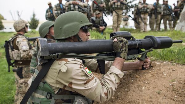 Deutsche Ausbilder der Mobile Training Teams (MTT) vom Kurdistan Training Coordination Center (KTCC) bilden Peschmerga an der Panzerfaust 3 in der Kaserne in Bnslawa/Erbil aus. Foto: Bundeswehr/Andrea Bienert