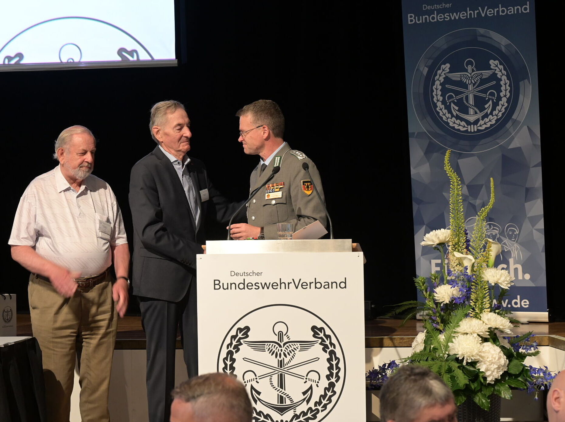 Oberst André Wüstner ehrte Stabsfeldwebel a.D. Willi Arens (zweiter von links)für 60 Jahre Mitgliedschaft, links im Bild Stabsfeldwebel a.D. Toni Rathgeb. Er ist seit mehr asö 60 Jahren Mitglied und seit Jahren Mandatsträger, heute Vorsitzender der ERH Landsberg am Lech.