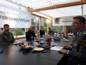 Oberstleutnant André Wüstner (r.) im Gesräch mit den militärischen Führungskräften am Standort Nordholz. Foto: DBwV