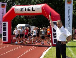 Und los: Fregattenkapitän Marco Thiele gibt den Startschuss zum 12-Kilometer-Lauf. Foto: DBwV/Vieth