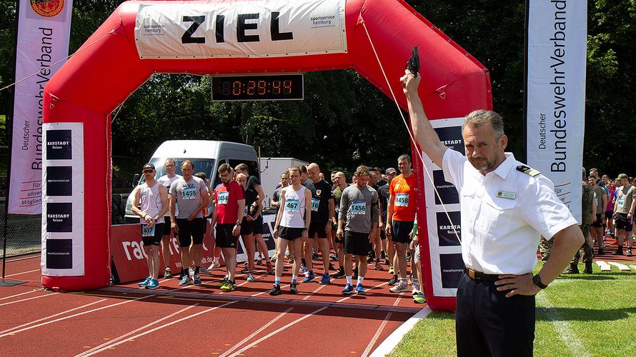 Und los: Fregattenkapitän Marco Thiele gibt den Startschuss zum 12-Kilometer-Lauf. Foto: DBwV/Vieth