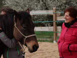 Auf dem Therapiehof von Claudia Swierczek (r.), der sich heute in Alt Jabel befindet, kann die an PTBS erkrankte Kerstin Brandt bei der Arbeit mit Pferden entspannen und Gefühle zulassen. Foto: Therapiehof Swierczek