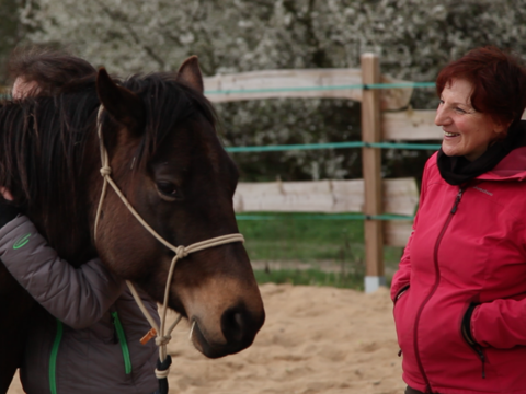Auf dem Therapiehof von Claudia Swierczek (r.), der sich heute in Alt Jabel befindet, kann die an PTBS erkrankte Kerstin Brandt bei der Arbeit mit Pferden entspannen und Gefühle zulassen. Foto: Therapiehof Swierczek