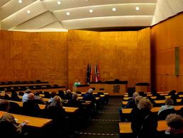 Ein Ort an dem Politik "passiert". Mitglieder der KERH im Plenarsaal des Rathauses. (Foto: KERH Düsseldorf-Bergisches Land)