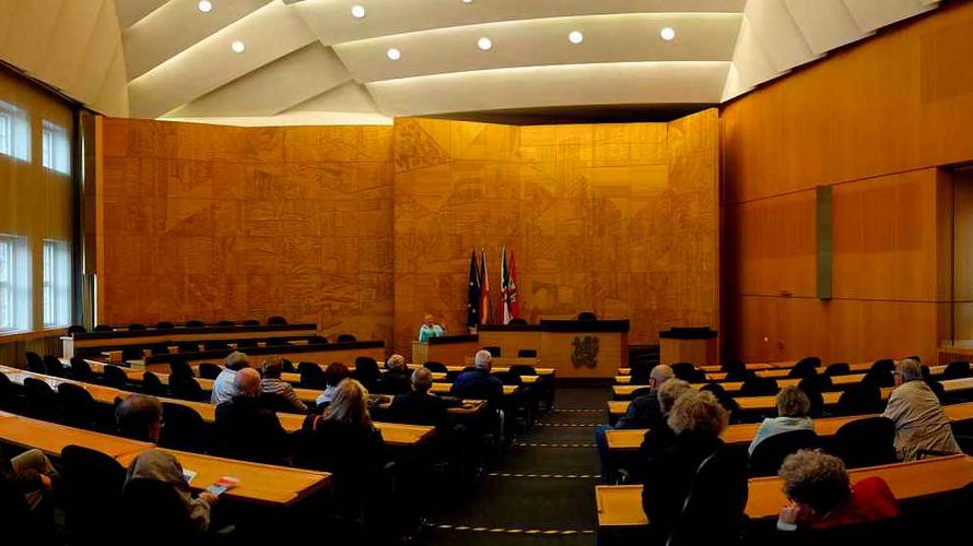 Ein Ort an dem Politik "passiert". Mitglieder der KERH im Plenarsaal des Rathauses. (Foto: KERH Düsseldorf-Bergisches Land)