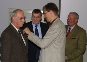 Ehrung Wassmer als Mitbegründer und langjähriger Vorsitzenden AG DBwV / CDA mit der Goldenen Ehrennadel CDA durch StvBV CDA, Dr. Brauksiepe MdB, in Anwesenheit StvBv DBwV.